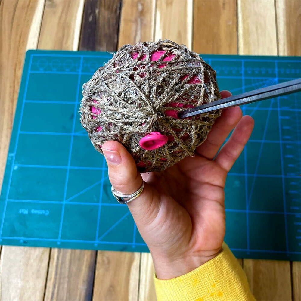 Dégonfler le ballon de baudruche qui aide à former une boule avec de la ficelle cordelette.