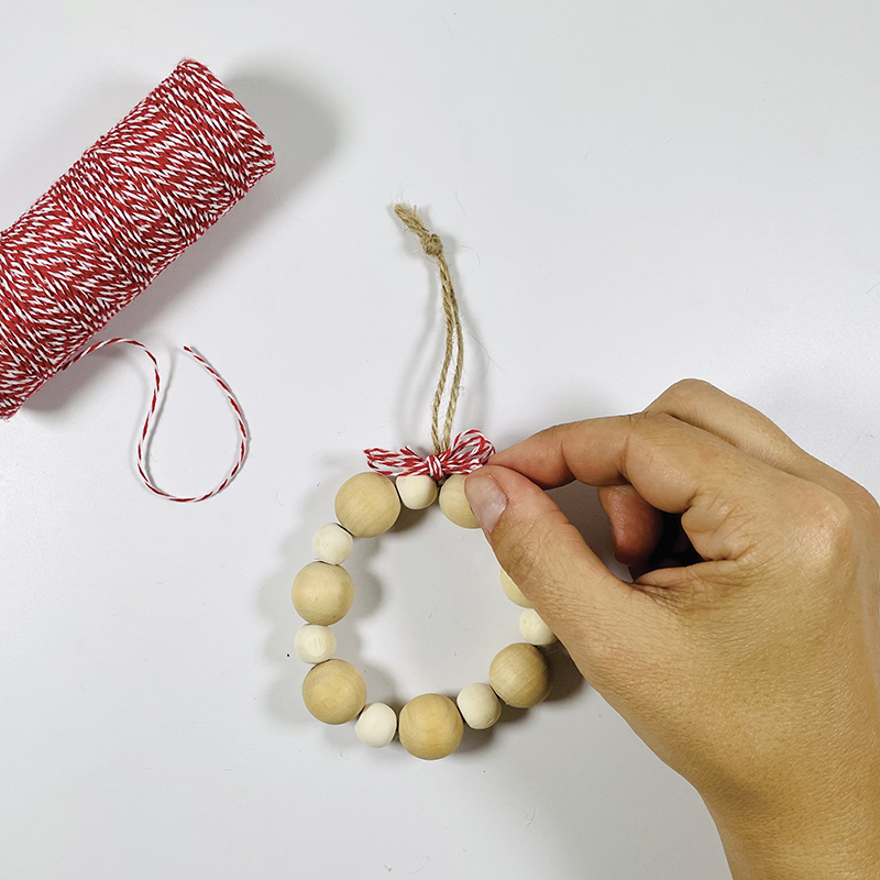 Tuto : couronne en perles de bois pour décorer le sapin et la maison pour Noël, inspirée de Maison du Monde.