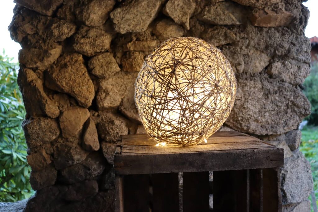 Grosse boule lumineuse de décoration extérieure en ficelle