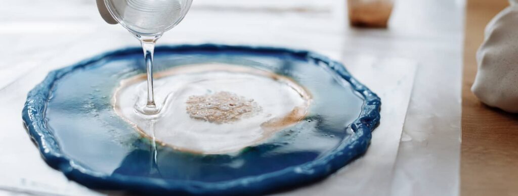 Créer un dessous de plat en résine époxy effet marbre