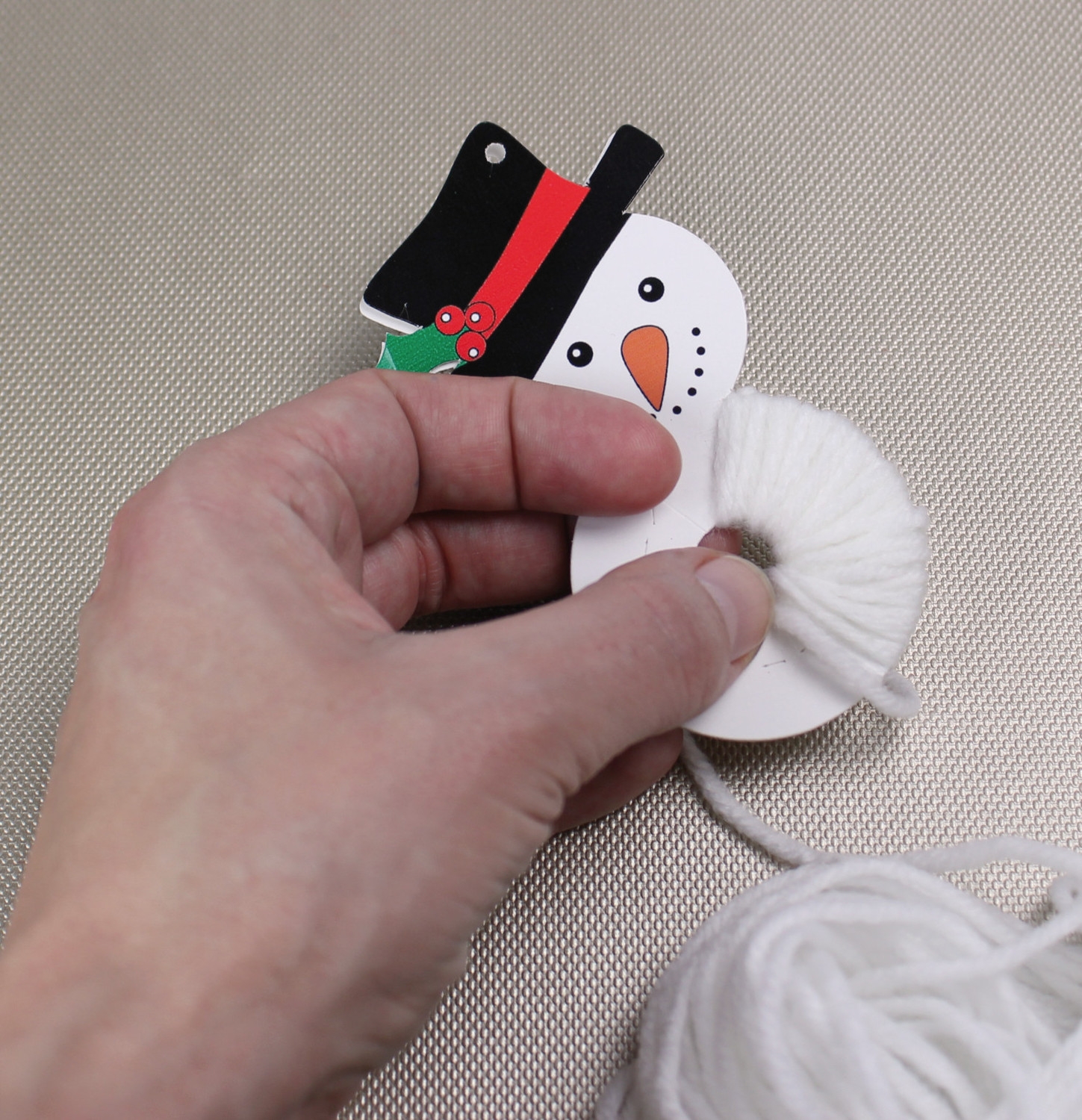 DIY pompon en laine : Notre DIY en images pour faire un pompon en